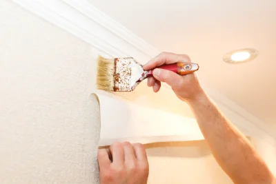 Pose de papier peint à Tuffalun — revêtements muraux et toiles de verre